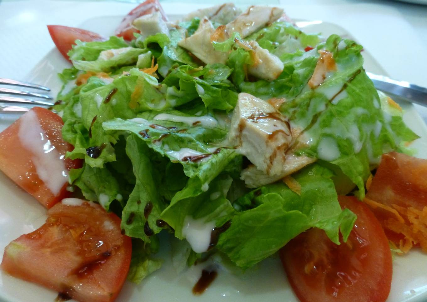 Ensalada de tomate y pollo