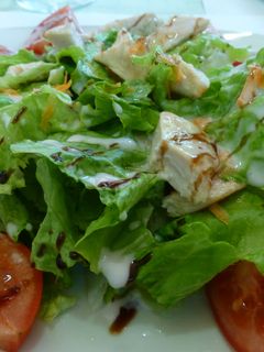 Una foto de Ensalada de tomate y pollo
