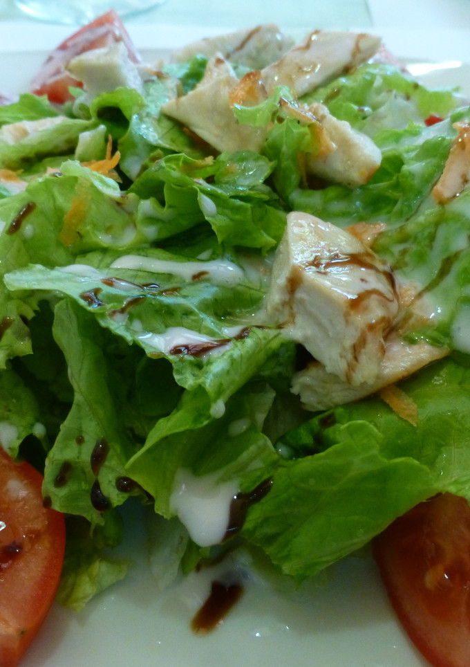 Una foto de Ensalada de tomate y pollo