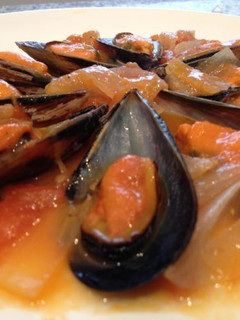 Una foto de Mejillones a la marinera con tomate