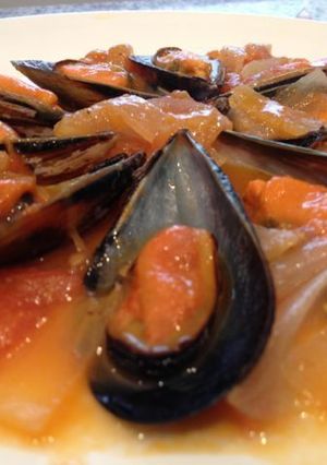 Una foto de Mejillones a la marinera con tomate