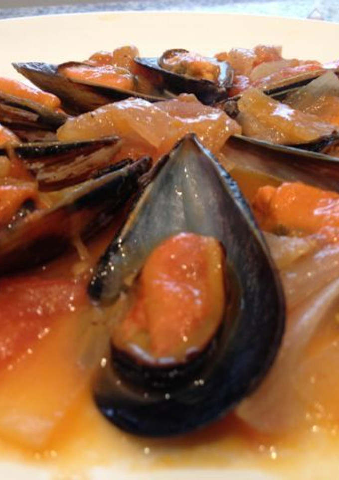 Una foto de Mejillones a la marinera con tomate