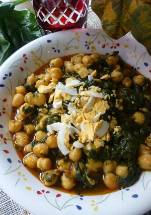 Una foto de Garbanzos con espinacas frescas