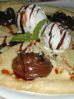 Una foto de Crêpes con helado de stracciatella, dulce de leche y reducción de Pedro Ximenez