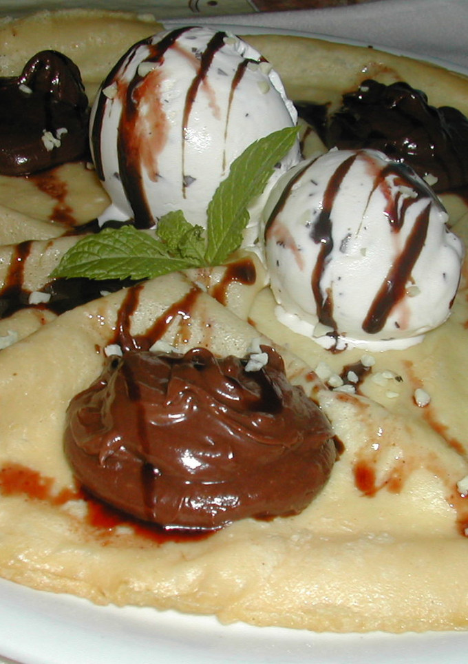 Una foto de Crêpes con helado de stracciatella, dulce de leche y reducción de Pedro Ximenez