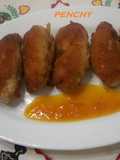 Rollitos de lomo fritos, rellenos de queso de cabra y mermelada
