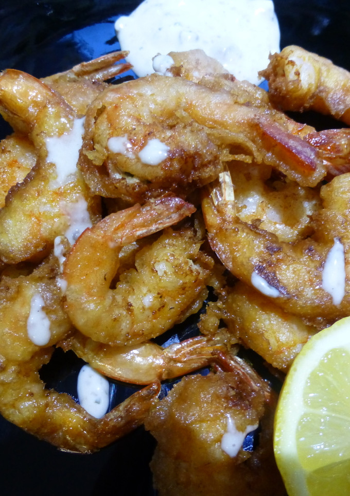 Una foto de Langostinos en tempura con salsa