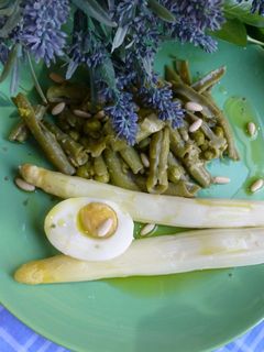 Una foto de Habitas y guisantes con espárragos y huevo