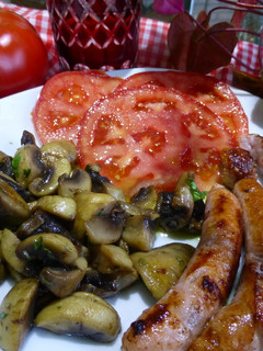 Una foto de Salchichas de pollo, con tomate y champiñón