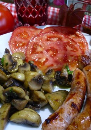 Una foto de Salchichas de pollo, con tomate y champiñón