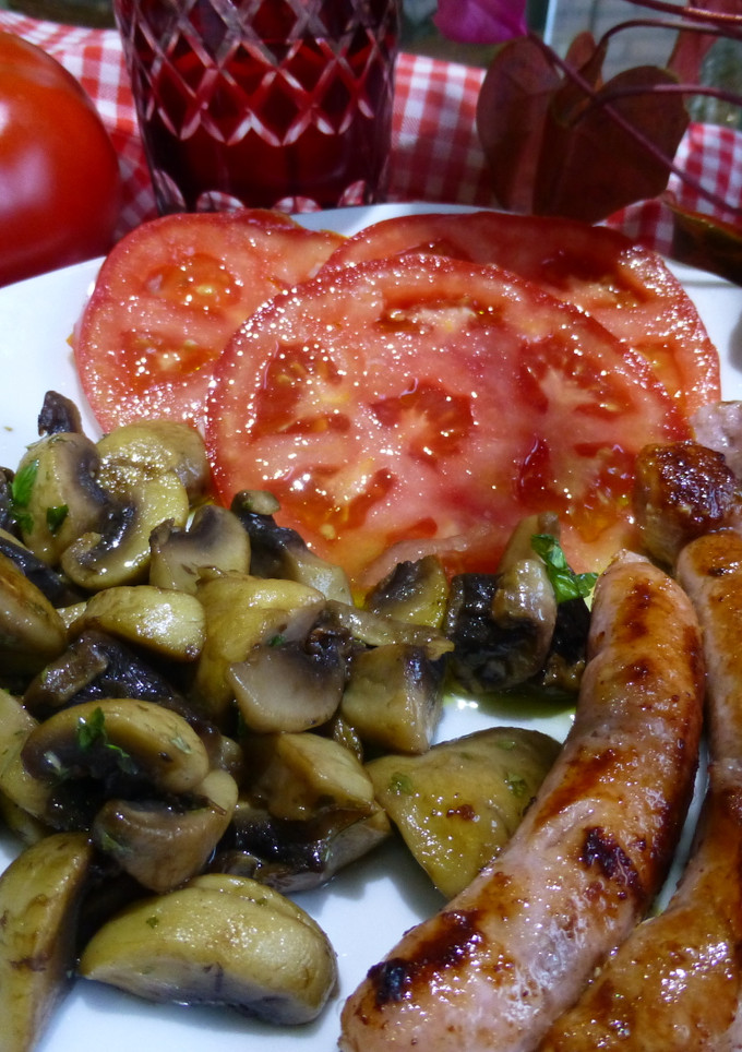 Una foto de Salchichas de pollo, con tomate y champiñón