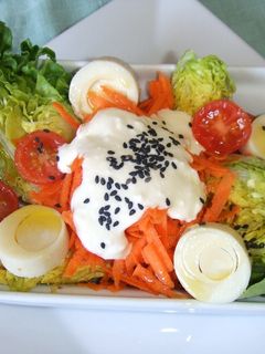 Una foto de Cogollos de lechuga rellenos con su salsa