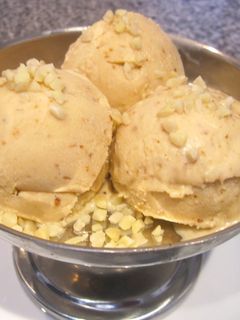 Una foto de Helado de turrón de Jijona con granillo de almendra
