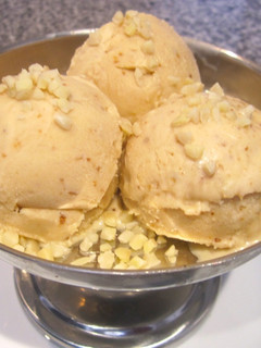 Una foto de Helado de turrón de Jijona con granillo de almendra