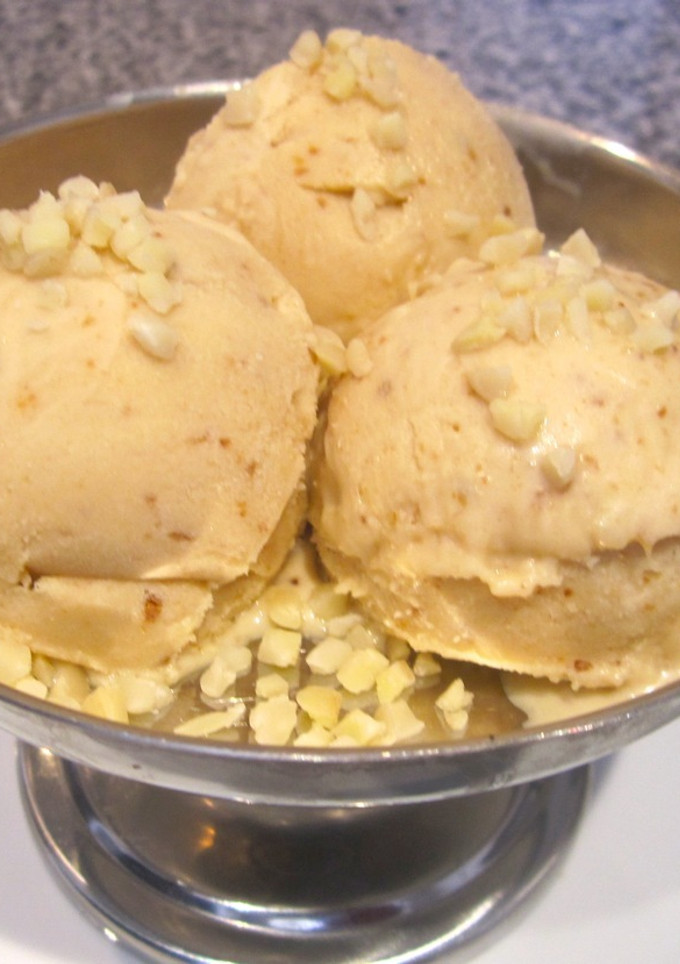 Una foto de Helado de turrón de Jijona con granillo de almendra