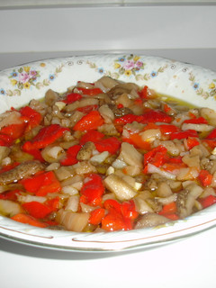 Una foto de Espencat de pimientos rojos, berenjenas y bacalao