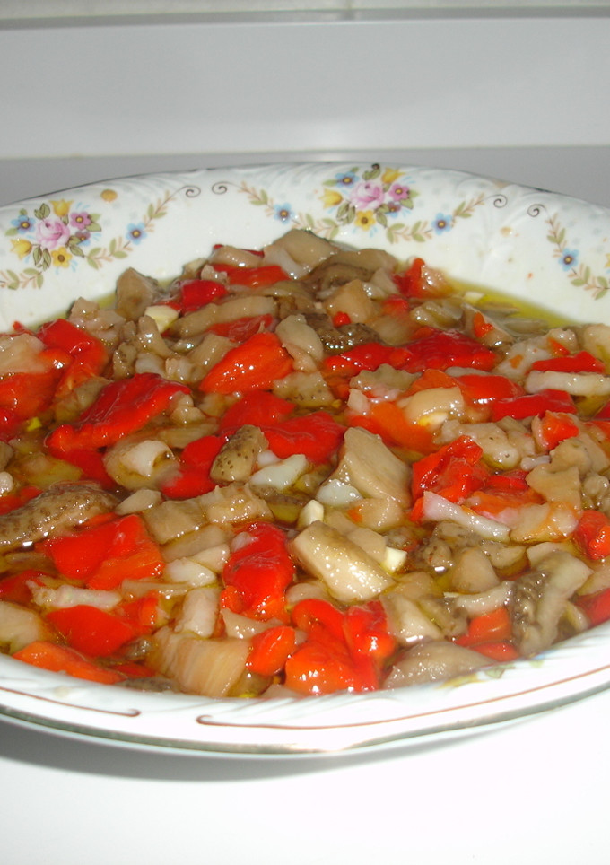 Una foto de Espencat de pimientos rojos, berenjenas y bacalao