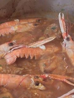 Una foto de Pollo con cigalas, mar y montaña