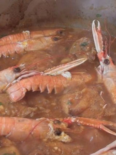 Una foto de Pollo con cigalas, mar y montaña