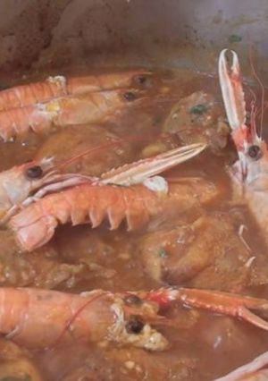 Una foto de Pollo con cigalas, mar y montaña