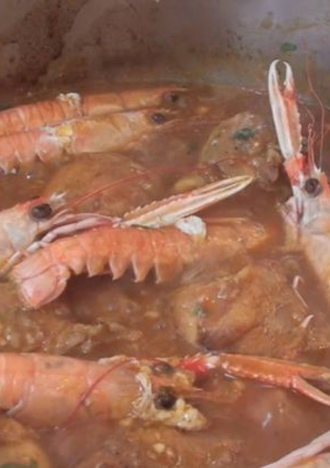 Una foto de Pollo con cigalas, mar y montaña