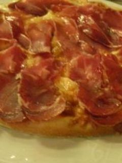 Una foto de Pizza con jamón crudo