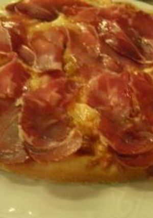Una foto de Pizza con jamón crudo