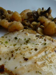 Una foto de Pechuga con champiñon y gambas