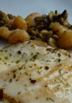 Una foto de Pechuga con champiñon y gambas