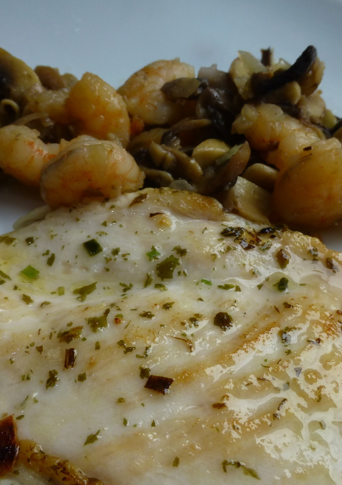 Una foto de Pechuga con champiñon y gambas