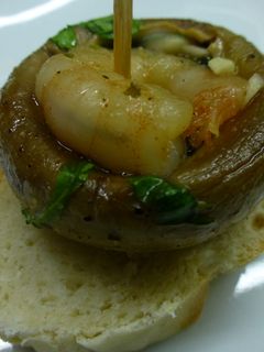 Una foto de Pinchito de champi y langostino