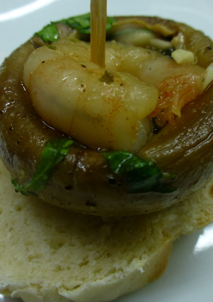 Una foto de Pinchito de champi y langostino