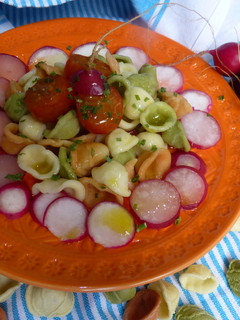 Una foto de Ensalada de pasta y rabanitos con tomate