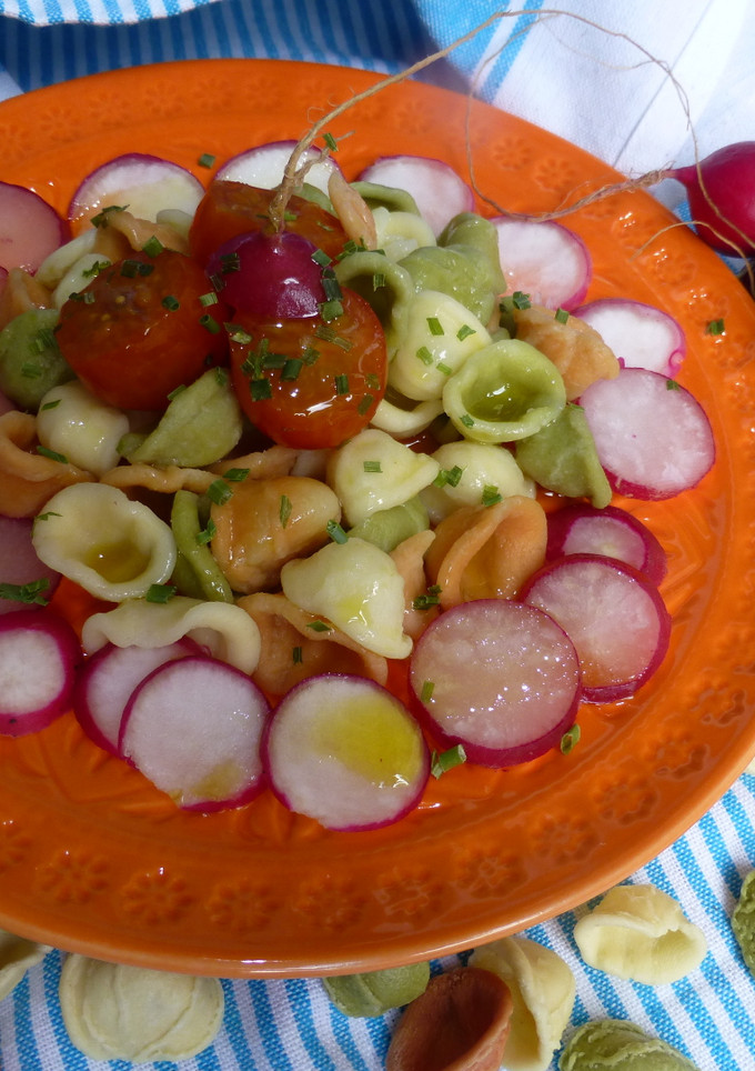 Una foto de Ensalada de pasta y rabanitos con tomate