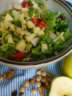 Una foto de Ensalada de manzana y frutos secos