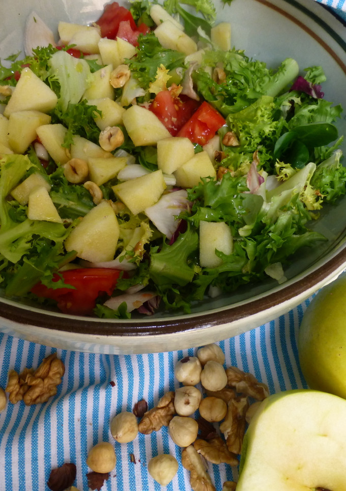 Una foto de Ensalada de manzana y frutos secos