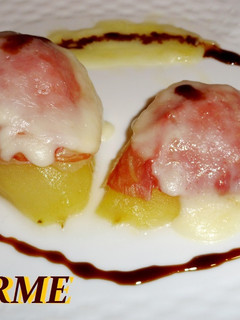 Una foto de Peras asadas con jamón y queso