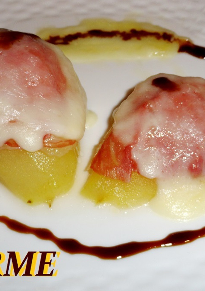 Una foto de Peras asadas con jamón y queso