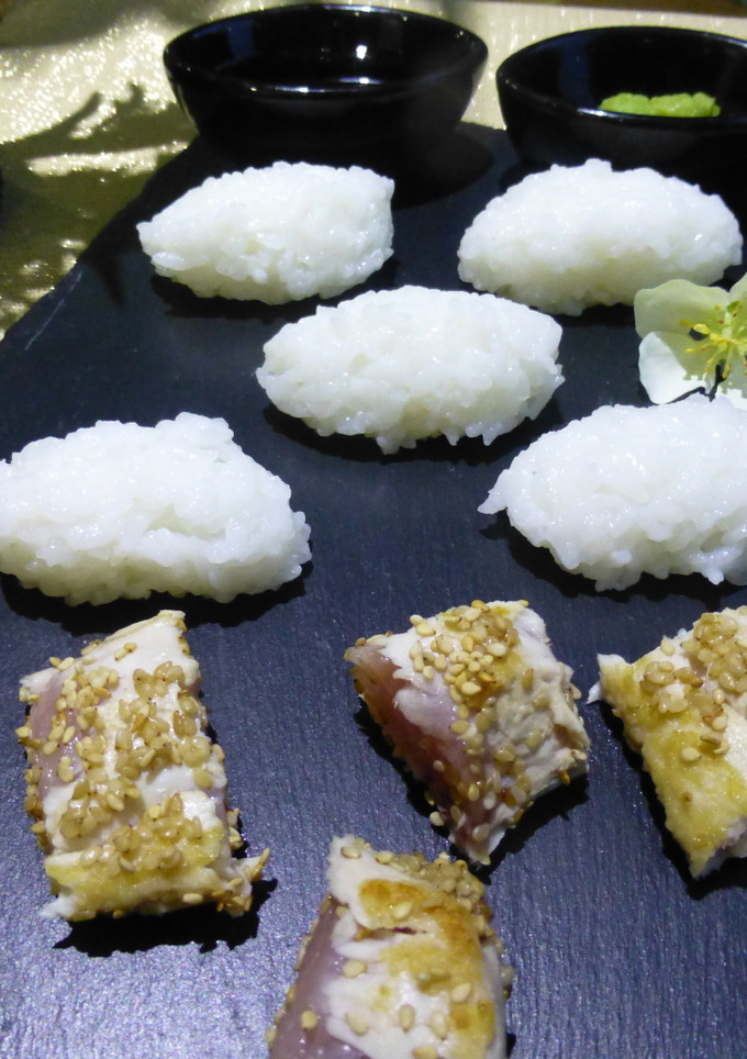 Una foto de Sashimi de atún o salmón