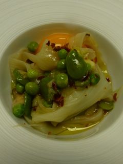 Una foto de Ensalada de cintas de espárragos con habas, guisantes y setas