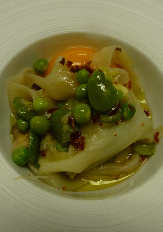 Una foto de Ensalada de cintas de espárragos con habas, guisantes y setas