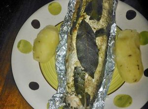 Una foto de Brótola al horno en paquete de ajo y laurel