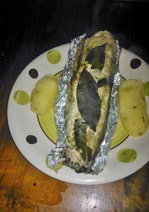 Una foto de Brótola al horno en paquete de ajo y laurel