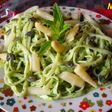 Tallarines con pesto de espinacas y almendras