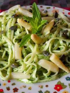Una foto de Tallarines con pesto de espinacas y almendras