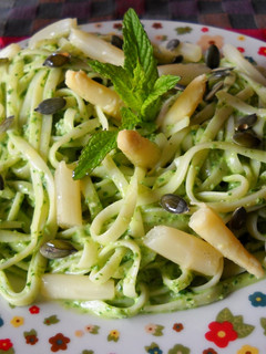 Una foto de Tallarines con pesto de espinacas y almendras