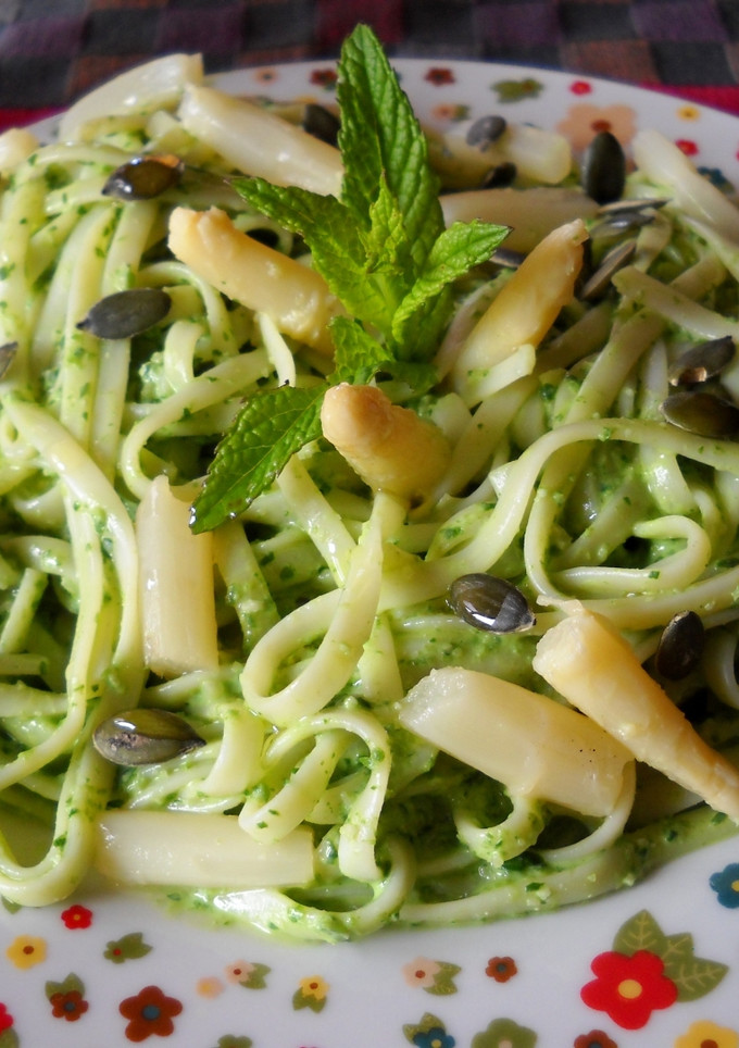Una foto de Tallarines con pesto de espinacas y almendras