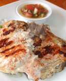 Chuletas de cerdo con vinagreta de alcaparras