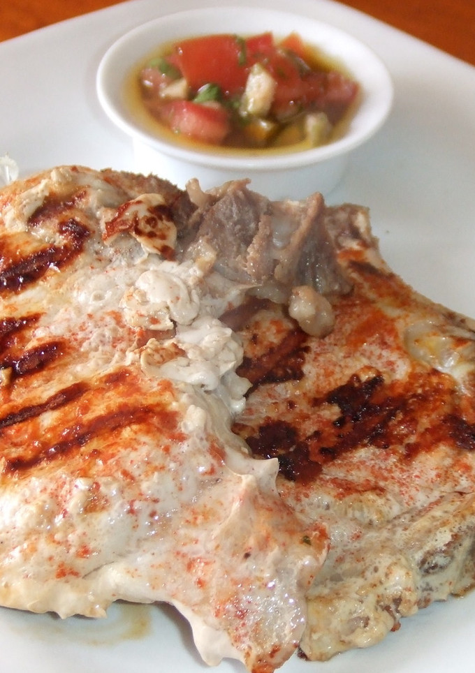 Una foto de Chuletas de cerdo con vinagreta de alcaparras