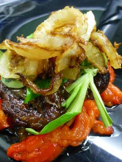 Una foto de Solomillo de cerdo con pimientos y crujiente de cebolla